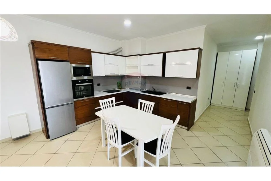 Tirane, jepet me qera apartament 2+1 Kati 3, 120 m² 700 € (Rruga e Kosovareve)