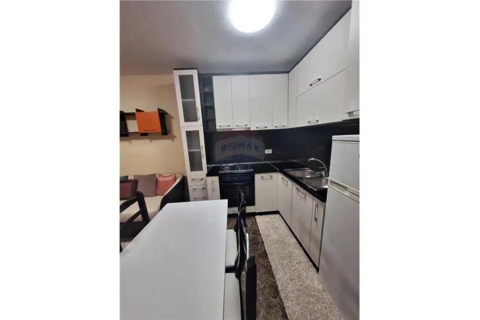 Tirane, jepet me qera apartament 1+1 , 60 m² 450 € (MARKO BOCARI - Tirana e Re)
