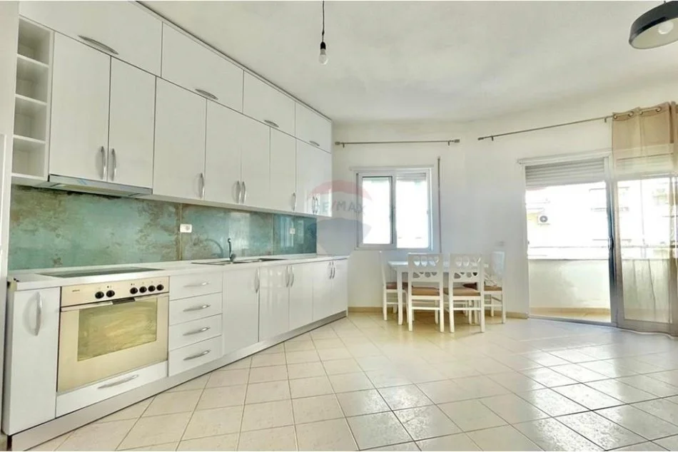 Tirane, jepet me qera apartament 1+1+Ballkon Kati 1, 64 m² 300 € (Rruga e Dajtit)