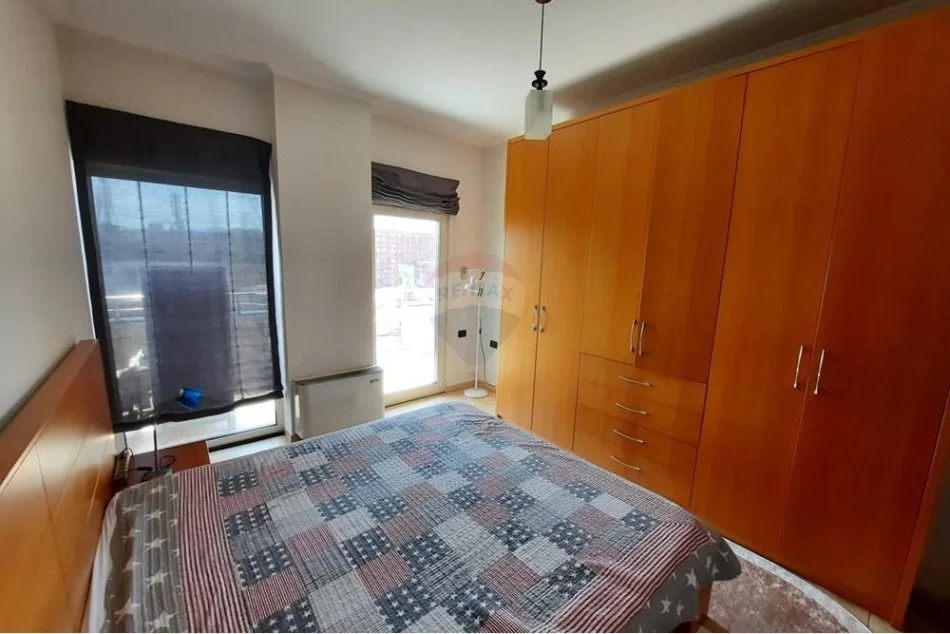Tirane, jepet me qera apartament 2+1 , 170 m² 1.300 € (Jepet me Qira Apartament tek Ambasada Amerikane)