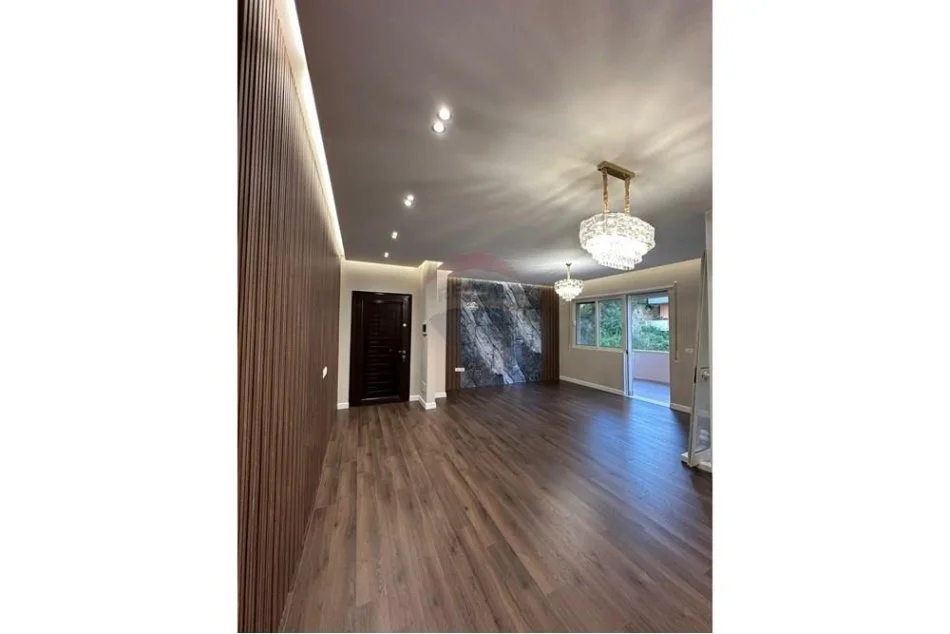 Tirane, shitet apartament 2+1+Ballkon Kati 2, 121 m² 210.000 € (Kopshti Botanik, Pami)