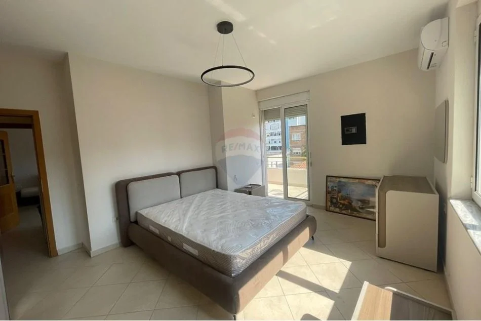 Tirane, jepet me qera apartament 2+1 Kati 3, 115 m² 800 € (Rruga e Kavajës)
