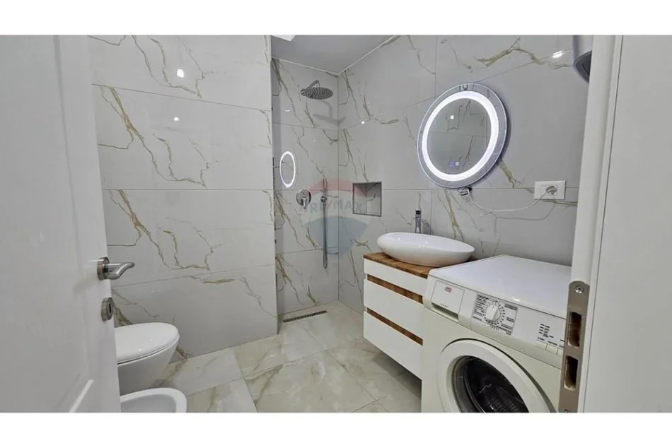 Tirane, jepet me qera apartament 1+1 Kati 3, 64 m² 700 € (Pazari i Ri - Rruga e Barrikadave)