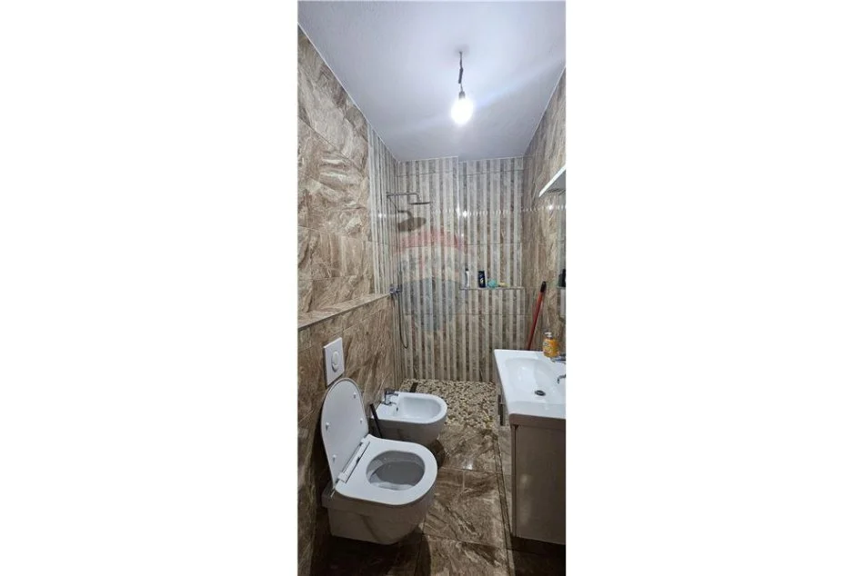 Tirane, jepet me qera apartament 2+1 Kati 4, 120 m² 650 € (Rruga "Fortuzi")