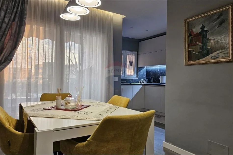 Tirane, shitet apartament 2+1 , 105 m² (Apartament 2+1+2 per shitje, Pallati me Shigjeta!)