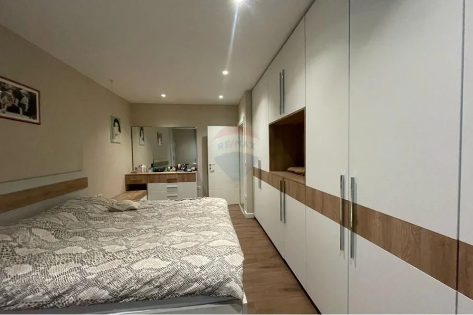 Tirane, jepet me qera apartament 2+1 Kati 8, 107 m² 900 € (Rruga e Elbasanit)