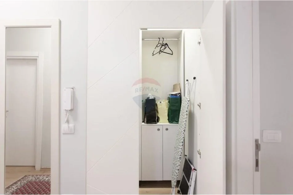 Tirane, jepet me qera apartament 1+1+Ballkon Kati 4, 85 m² 600 € (Pazari i Ri)