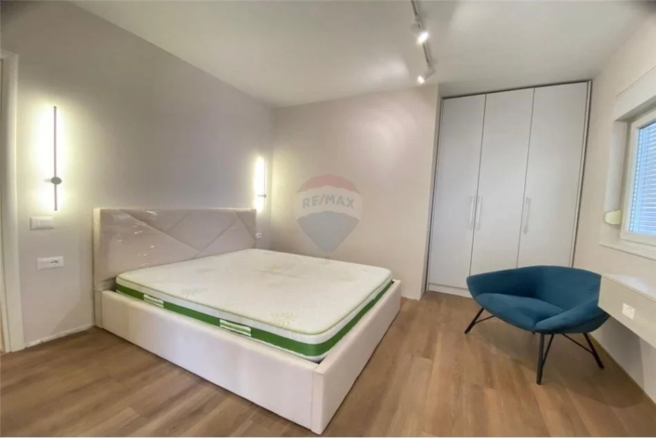 Tirane, jepet me qera apartament 1+1 Kati 10, 87 m² 850 € (Apartament 2+1+2 me qira perballe Delijorgjit !!)