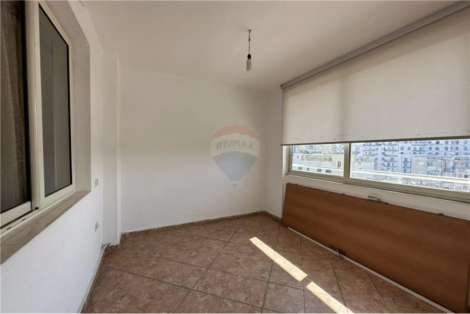 Tirane, jepet me qera apartament 1+1+Aneks+Ballkon Kati 7, 70 m² 470 € (Rruga Beqir Luga - Pazari i Ri)