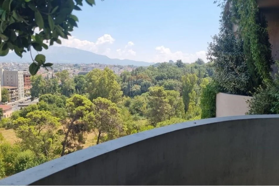 Tirane, jepet me qera ambjent biznesi Kati 8, 264 m² 48.000 € (APARTAMENT 3+1+2+PARKIM PER QIRA TE LION PARK!)