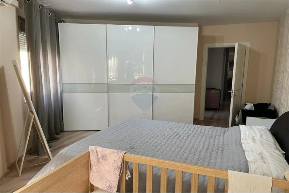 Tirane, jepet me qera apartament 2+1 Kati 3, 120 m² 800 € (Apartament 2+1+post parkimi me qira tek Selvia)