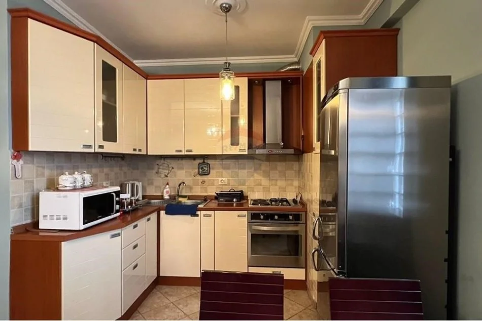 Tirane, jepet me qera apartament 2+1 , 90 m² 700 € (Apartament 2+1 per qira tek Sheshi Wilson!)
