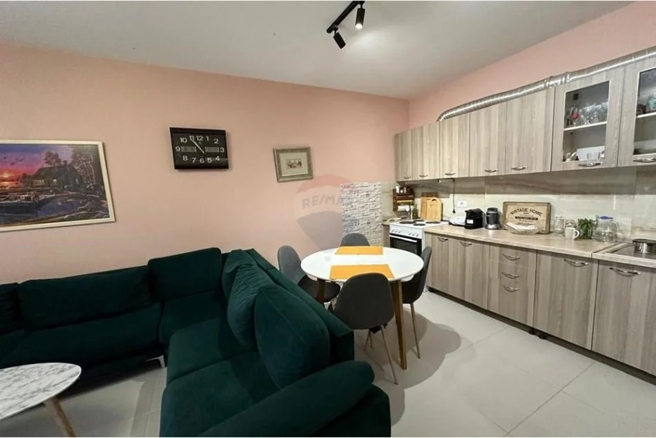 Tirane, jepet me qera apartament 2+1 Kati 4, 89 m² 750 € (2+1 PER QIRA RRUGA BARRIKADAVE)