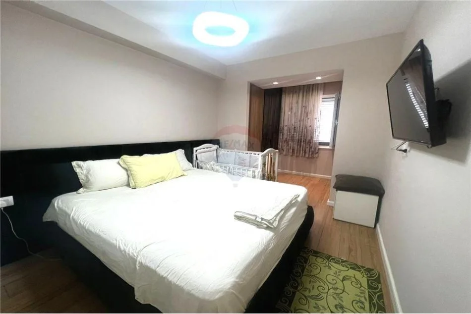 Tirane, jepet me qera apartament 2+1+Ballkon Kati 5, 98 m² 1.200 € (Bllok)