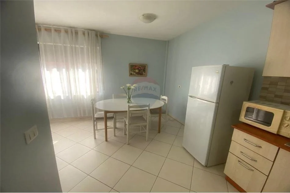 Tirane, jepet me qera apartament 2+1+Aneks+Ballkon Kati 9, 114 m² 800 € (Rruga e Barrikadave - Qendër)