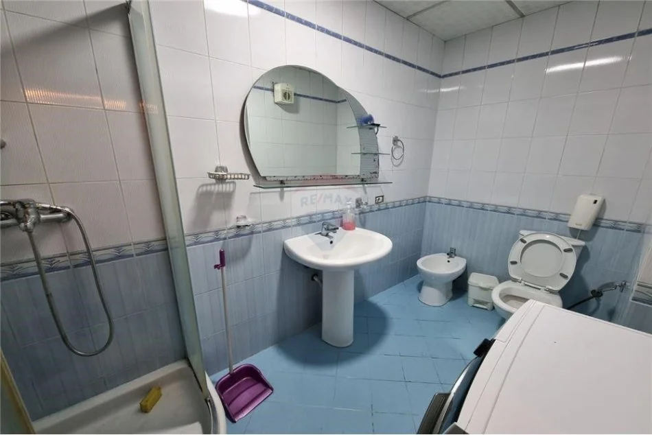 Tirane, jepet me qera apartament 3+1 Kati 5, 117 m² 750 € (APARTAMENT 3+1+2 PER QIRA TEK 21 DHJETORI!)