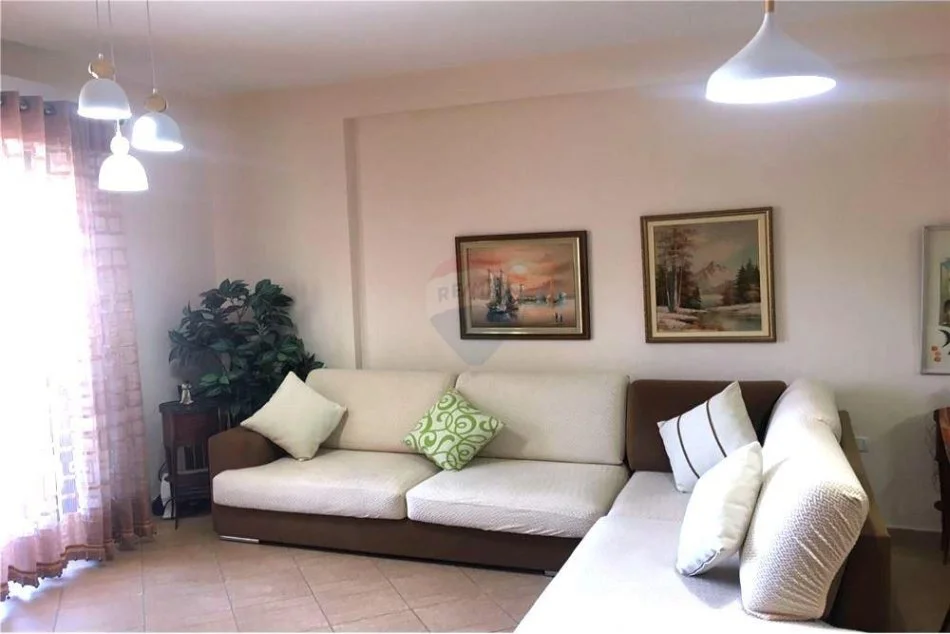 Tirane, jepet me qera apartament 1+1 Kati 9, 65 m² 550 € (Komuna e Parisit)