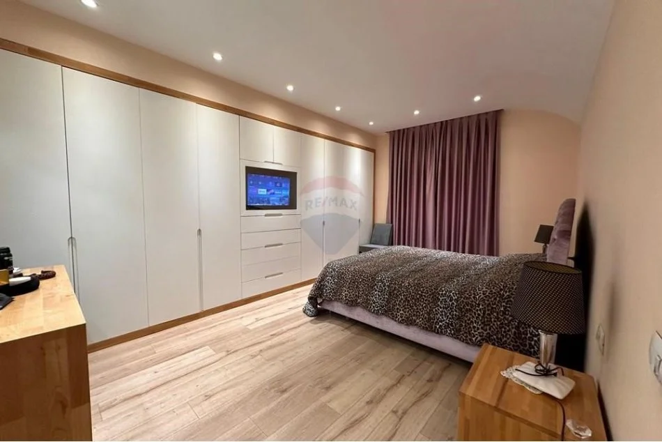 Tirane, jepet me qera apartament 3+1 Kati 4, 180 m² 750 € (Apartament 3+1+2 tualete+2 ballkone te Brryli)