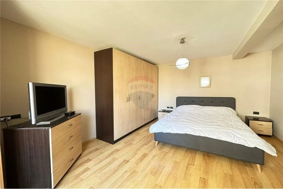 Tirane, jepet me qera apartament 3+1 , 105 m² 700 € (Apartament 3+1+2 tek Mine Peza!)