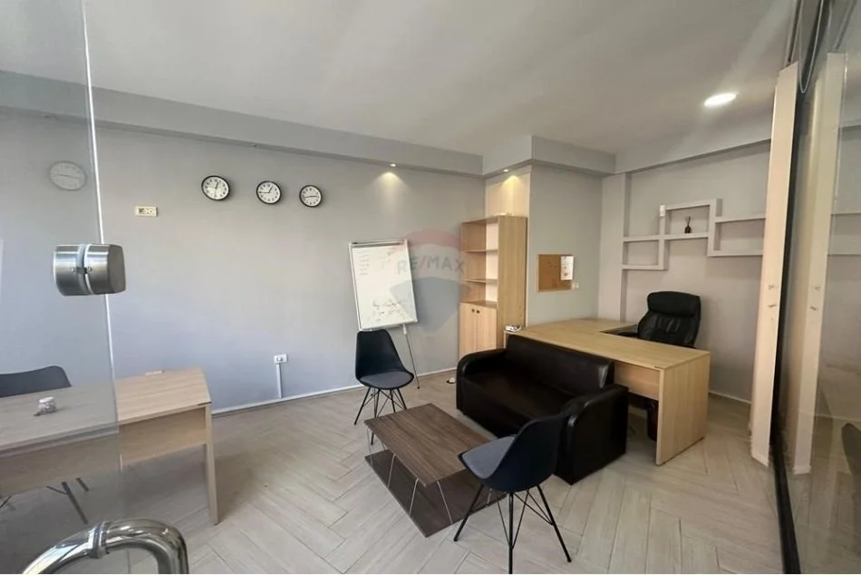 Tirane, jepet me qera zyre Kati 0, 49 m² 650 € (AMBIENT KOMERCIAL PER QIRA NE QENDER!)