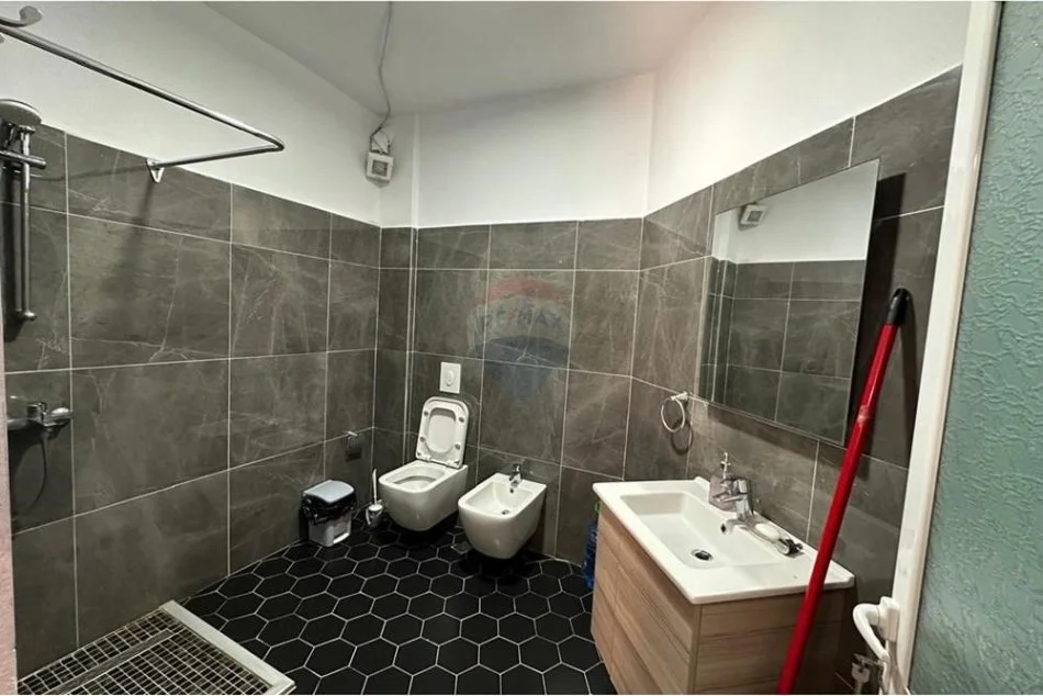 Durres, shitet apartament 4+1 Kati 3, 170 m² (SHITEN DY APARTAMENTE NE DURRES)