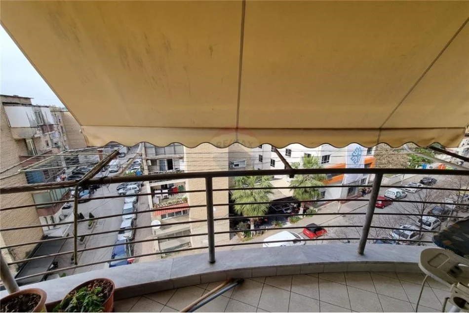 Tirane, jepet me qera apartament 3+1 Kati 4, 117 m² 750 € (APARTAMENT 3+1+2 PER QIRA TEK 21 DHJETORI!)