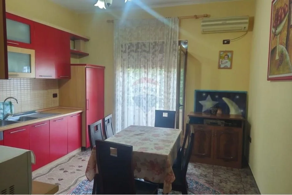Tirane, shitet apartament 2 Katshe Kati 2, 300 m² 320.000 € (VILE DY KATE PER SHITJE NE KOMBINAT!)