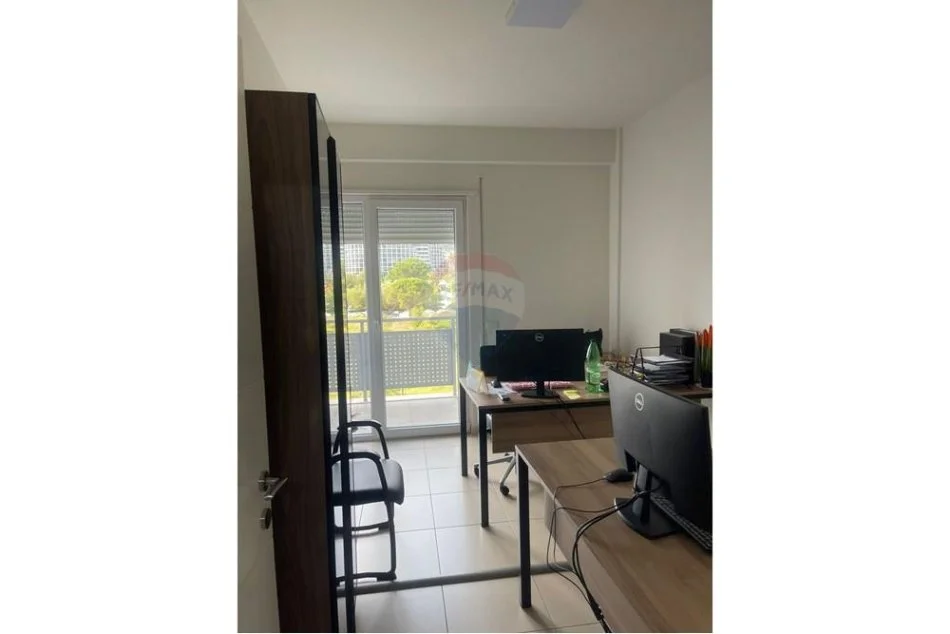 Tirane, jepet me qera 2+1+Ballkon Kati 2, 162 m² 1.500 € (Rruga e Kosovareve)