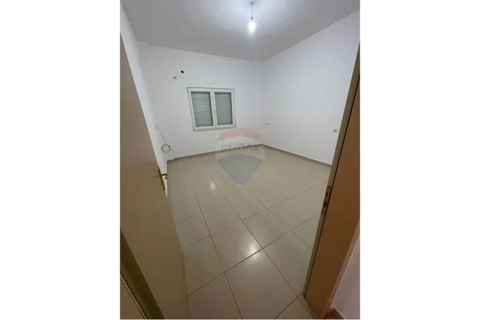 Tirane, jepet me qera apartament 2+1 Kati 1, 112 m² 500 € (Liqeni i Thatë)