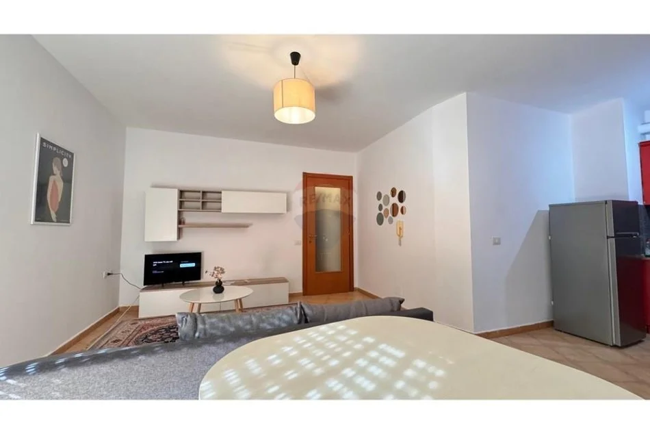 Tirane, jepet me qera apartament 1+1 , 70 m² 600 € (Apartament 1+1 per qira prane Air Albania Stadium)