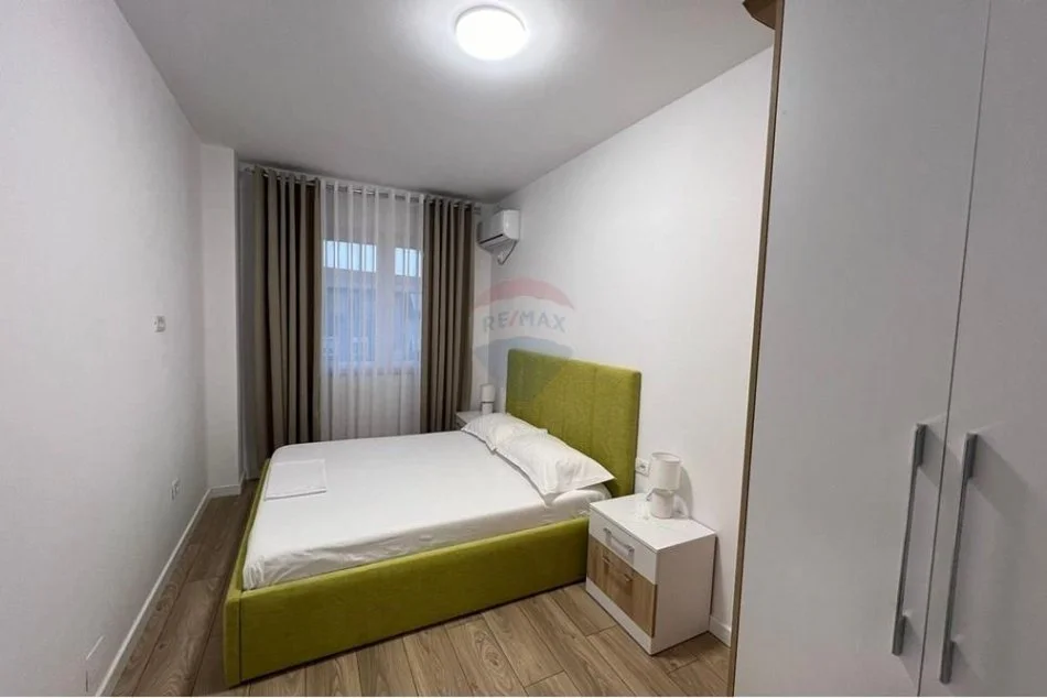 Tirane, jepet me qera apartament 1+1 , 55 m² 650 € (Komuna e Parisit,)