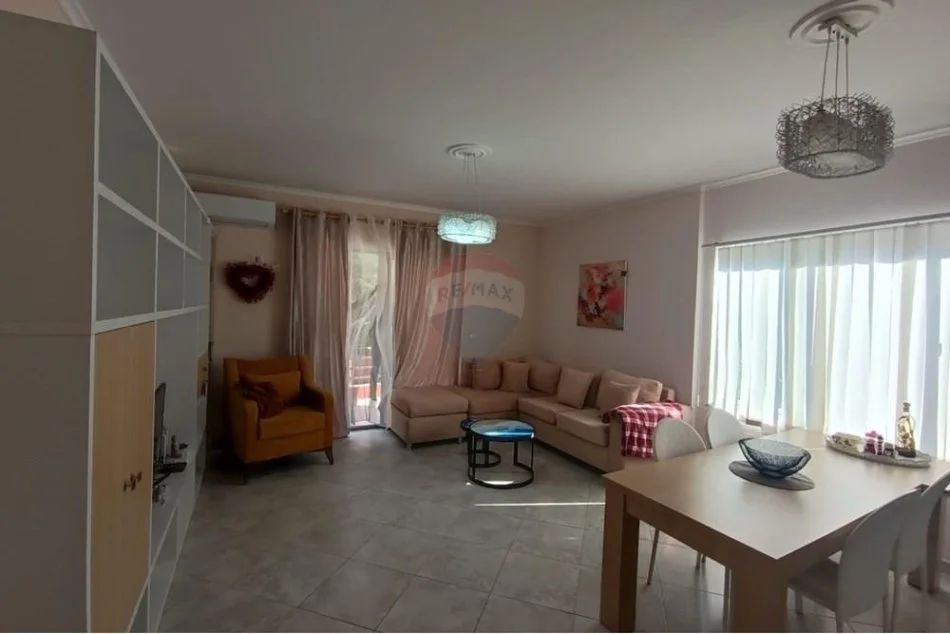 Tirane, jepet me qera apartament 1+1 Kati 2, 88 m² 380 € (Fresku)