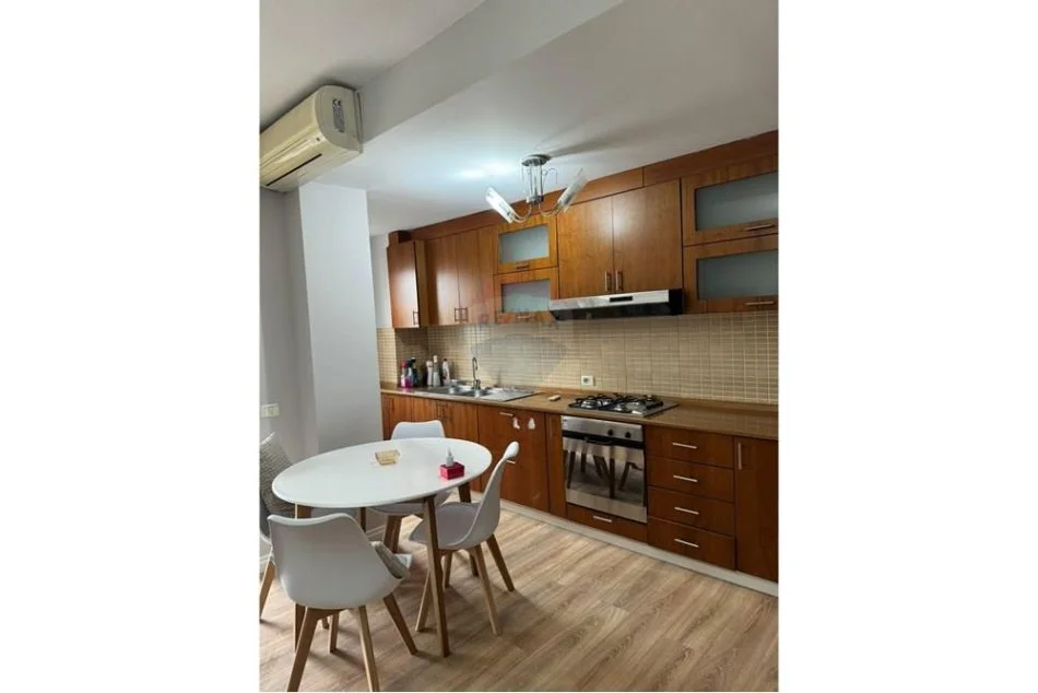 Tirane, jepet me qera apartament 2+1 , 117 m² 800 € (Liqeni i Thatë)