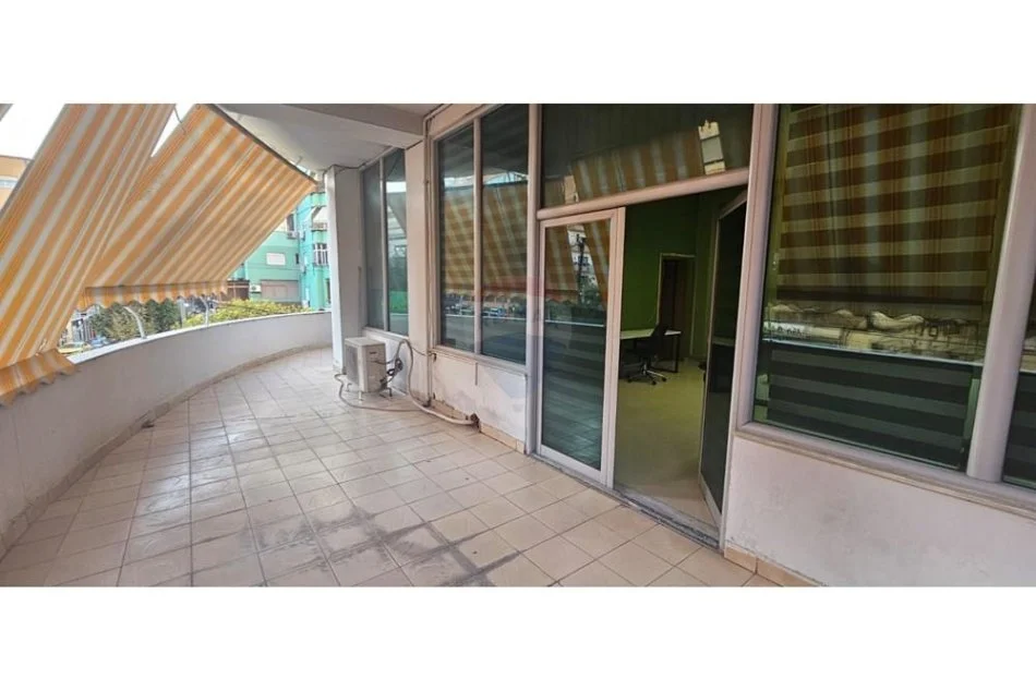 Tirane, jepet me qera zyre Kati 2, 120 m² 1.400 € (Komuna e Parisit)