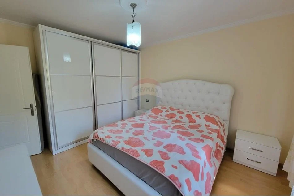 Tirane, jepet me qera apartament 2+1 Kati 4, 68 m² 600 € (Xhamlliku)