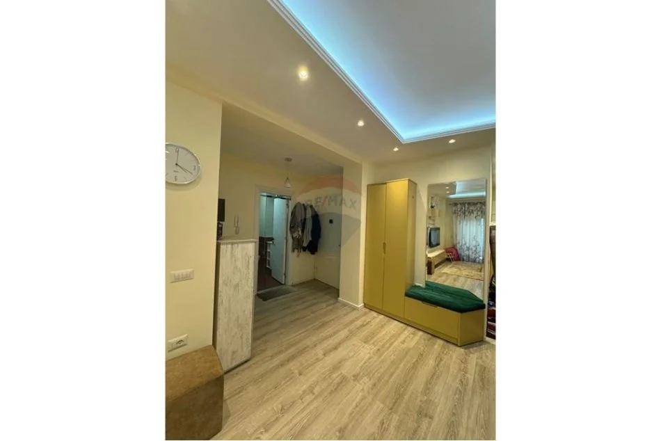 Tirane, jepet me qera apartament 1+1+Aneks+Ballkon , 78 m² 750 € (Prane Kristal Center - Komuna e Parisit)