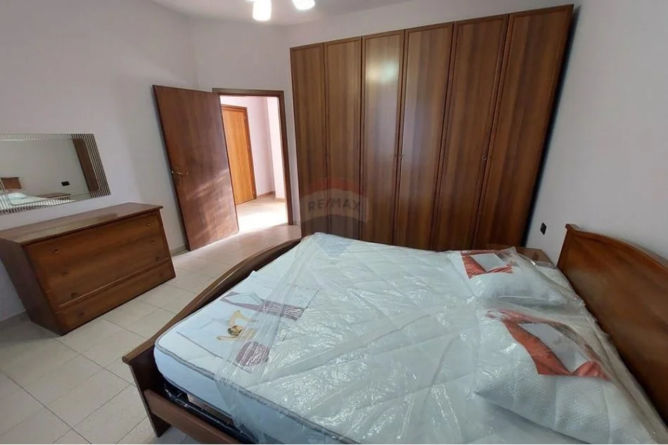 Tirane, jepet me qera apartament 2+1 , 500 € (Ali Demi)