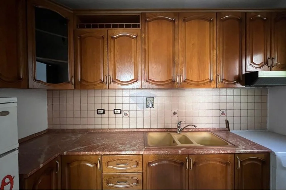 Tirane, shes apartament 3+1 Kati 4, 94 m² 145.000 € (APARTAMENT 3+1 PER SHITJE TE GJIMNAZI PARTIZANI!)