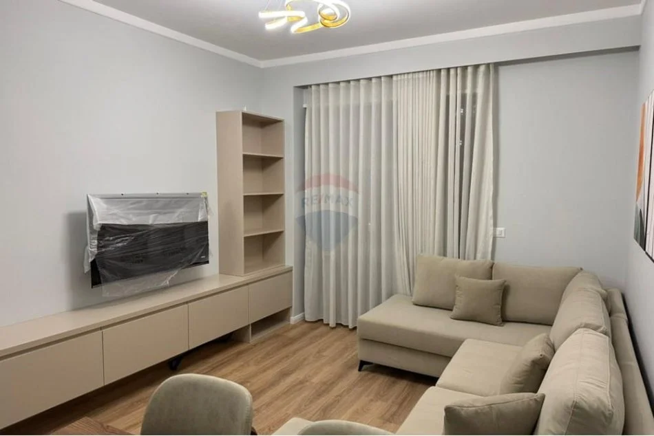 Tirane, jepet me qera apartament 2+1 Kati 4, 90 m² 650 € (APARTAMENT 2+1+2 ME QIRA TEK BULEVARDIT E RI!)