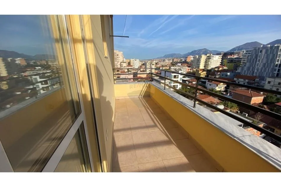 Tirane, jepet me qera 2+1+Ballkon Kati 7, 110 m² 450 € (Rruga e Dibrës - Selvia, Shqipëri)