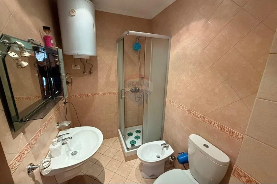 Tirane, jepet me qera apartament 1+1 , 800 € (Qender)