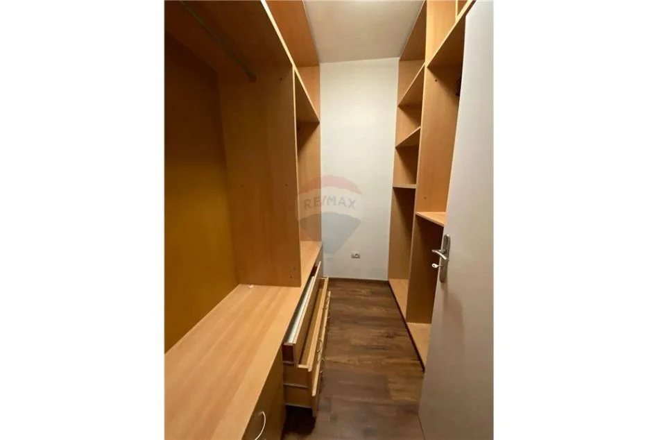 Tirane, jepet me qera apartament 2+1 , 1.300 € (Bllok)