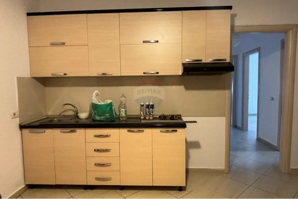 Tirane, jepet me qera apartament 2+1 , 450 € (Astir)