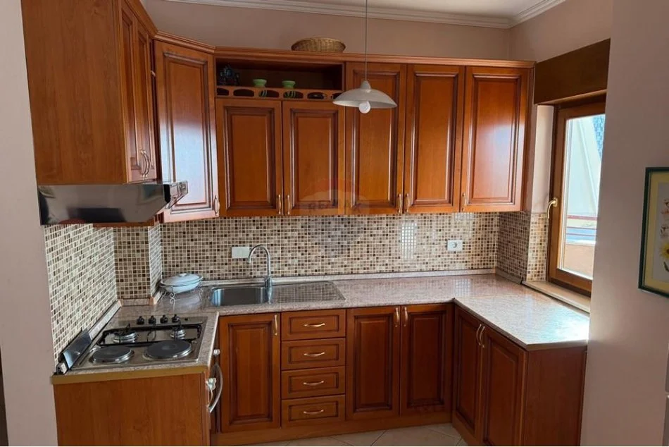 Tirane, jepet me qera apartament 1+1 , 75 m² 900 € (Qendër)