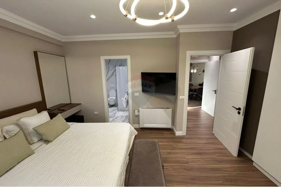 Tirane, jepet me qera apartament 3+1 , (Rezidenca LAKELAND)