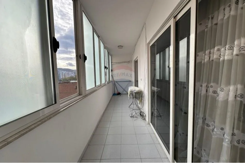 Tirane, jepet me qera apartament 2+1 , 800 € (Stadiumi Dinamo)