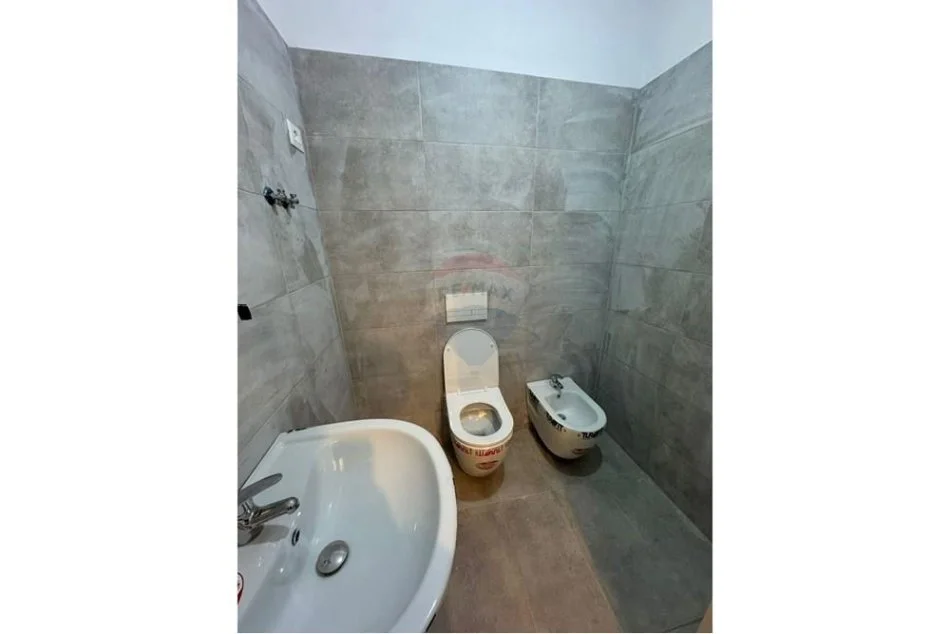 Tirane, jepet me qera apartament 2+1 , 300 € (Univers City)