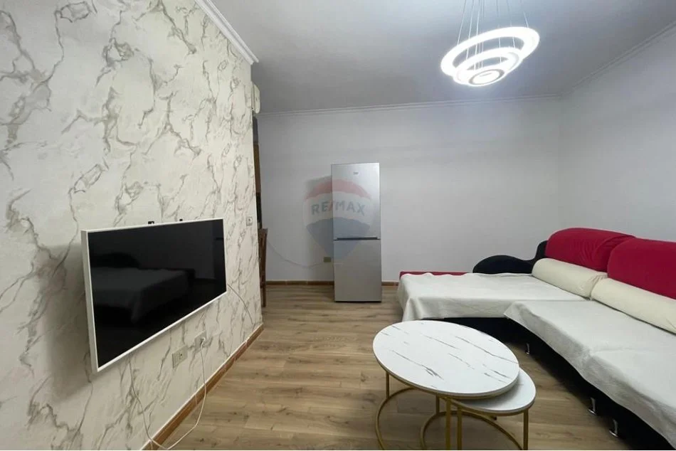 Tirane, jepet me qera apartament 1+1 , 650 € (Komuna e Parisit)