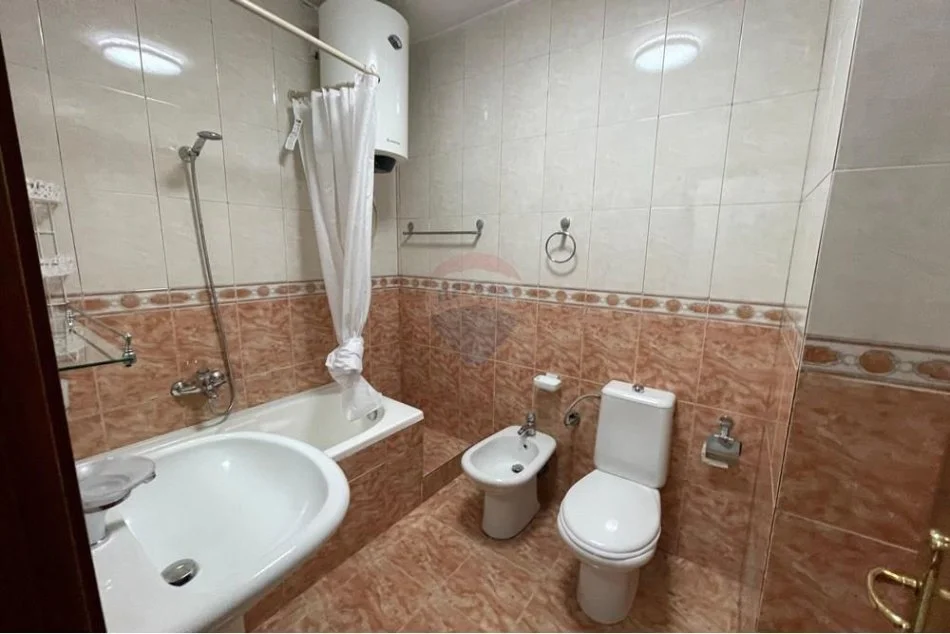 Tirane, jepet me qera apartament 1+1 , 680 € (Komuna e Parisit)
