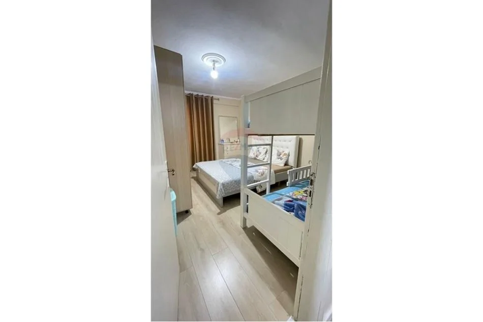 Tirane, jepet me qera apartament 1+1 , 400 € (Jordan Misja)
